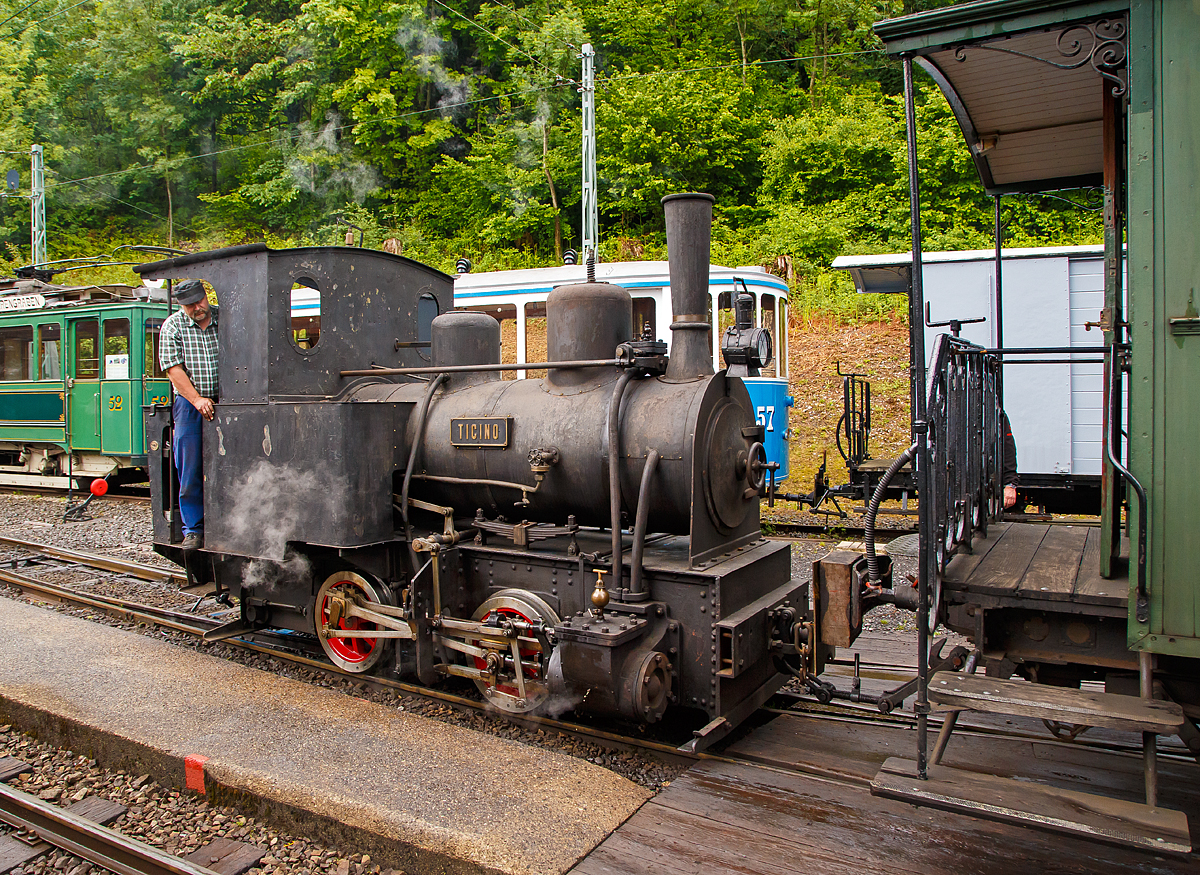 
50 Jahre BC - MEGA STEAM FESTIVAL der Museumsbahn Blonay–Chamby: Obwohl nur eine Gastlok, ist die Kleine Jung G 2/2 Bn2t  Dampflok  Ticino  unermüdlich bei der Arbeit, hier am 19.05.2018 beim Manöver mit einem Personenwagen im Museumsareal Chaulin.

Die 1.000 mm G 2/2 Dampflok  Ticino  wurde 1889 von der Lokfabrik Arnold Jung in Jungenthal bei Kirchen an der Sieg unter der Fabriknummer 59 gebaut und über den Händler Fritz Marti in Winterthur an das Consorzio Correzione del Fiume Ticino in Bellinzona als Lok „2“. geliefert. Sie ist die älteste erhaltene bekannte Jung Lok und dazu auch wieder betriebsfähig (seit 2016). 

Von Alters her war die Magadino-Ebene eine fruchtbare Landschaft, bis 1515 ein Bergsturz die Gegend verwüstete. Mit dem Bau der Eisenbahn nach Locarno Ende des 19 Jahrhunderts wurde dann die Sumpflandschaft entwässert und der Ticino begradigt. Dazu erhielt das Consorzio Correzione del Fiume Ticino diese Kleine G 2/2 Bn2t.

Im Jahr 1941 wurde die Lok nach Ablauf der Kesselfrist abgestellt. Im November 1961 ging sie an den Privatmann Guido Travaini in Mendrisio (Tessin), wo die 6,5 t schwere Lok bis 2016 in einem Keller stand. Im Mai 2016 ging sie dann als Leihgabe der Familie Travaini, an Martin Horath in Goldau. Der sie im September 2016 wieder in Betrieb nehmen konnte.

TECHISCHE DATEN:
Spurweite: 1.000 mm
Achsfolge: B
Gewicht: 6,5 t
Länge: 4.500 mm
Breite: 1.900 mm
Höhe: 2.800 mm
Leistung: 50 PS
Kesseldruck: 11 bar
Zylinder: 2

Quelle: http://www.dampfschleuder.ch/ticino-1.html

