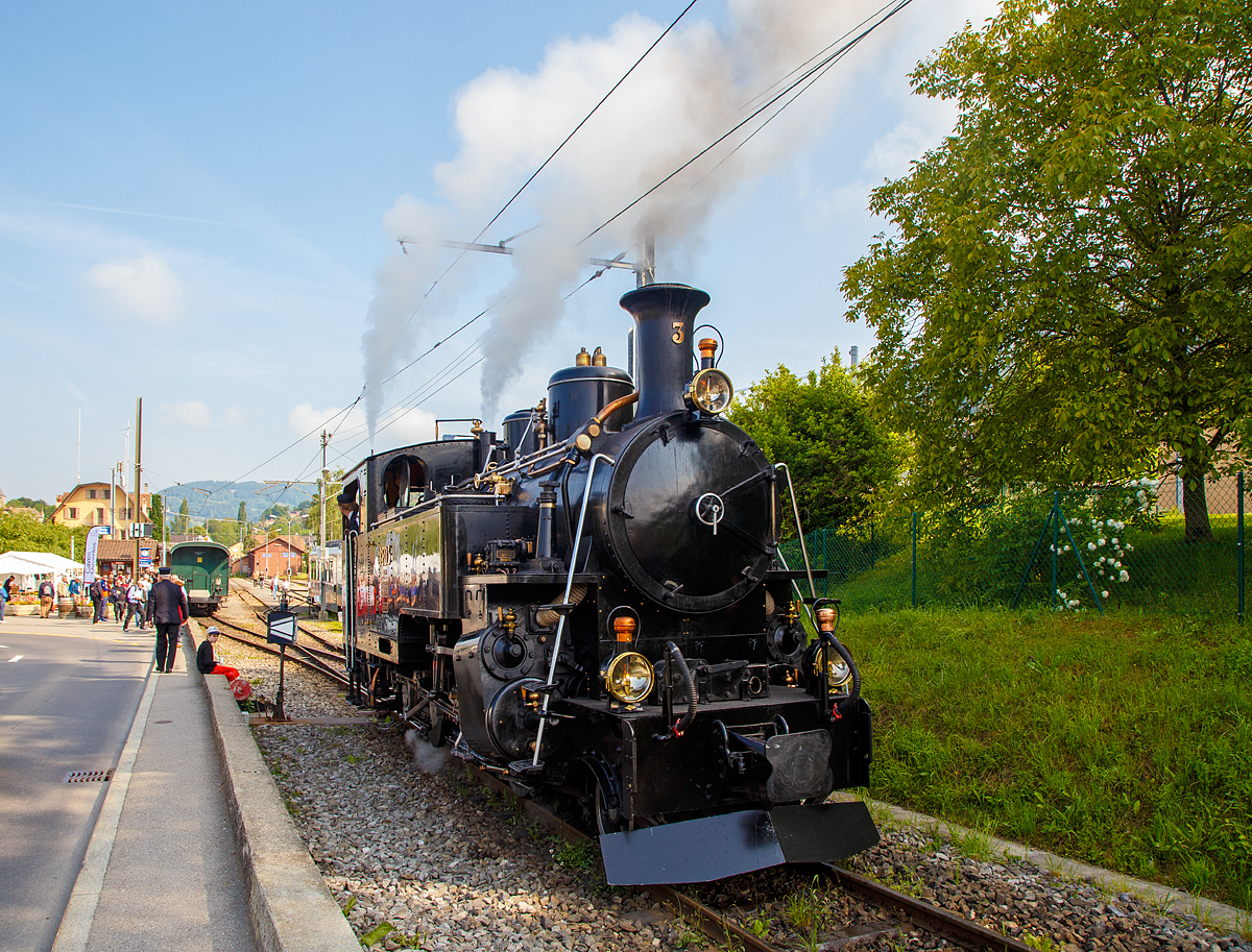 
50 Jahre BC - MEGA STEAM FESTIVAL der Museumsbahn Blonay–Chamby:
Es raucht und dampft in Blonay, am 19.05.2018 ist die HG 3/4 B.F.D.3 (Brig-Furka-Disentis, später FO - Furka-Oberalp) beim Manöver um gleich den ersten Zug zum Museumsbahnhof Chaulin zu ziehen. 

Die B.F.D. HG 3/4 ist eine von zehn von der Schweizerische Lokomotiv- und Maschinenfabrik (SLM) gebauten Dampflokomotiven für gemischten Adhäsions- und Zahnradbetrieb für die Brig-Furka-Disentis. Diese hier wurde 1913 unter der Fabriknummer 2317 gebaut.

Neben dieser hier sind noch drei weitere Exemplare b bei der Dampfbahn Furka-Bergstrecke (DFB) erhalten, es sind dies die Nr. 1, 4 und 9. Unter der Bezeichnung Back to Switzerland kehrten 1990 die ex B.F.D. 1 und B.F.D.9, sowie Überreste der Nr.2 und 8, aus Vietnam in die Schweiz zurück.

Die HG 3/4 Dampflokomotiven haben vier Zylinder, zwei außenliegende für den  Adhäsionsantrieb und zwei innenliegende für den Zahnradantrieb. Indizierte Leistung beträgt 440 kW, Höchstgeschwindigkeit 45 km/h bei Adhäsionbetrieb und 20 km/h bei Zahnradbetrieb.