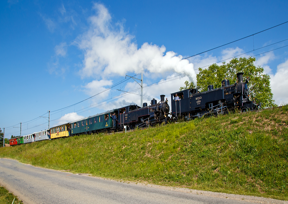 
50 Jahre BC - MEGA STEAM FESTIVAL der Museumsbahn Blonay–Chamby:
Die beiden HG 3/4 Schwestern, die B.F.D. 3 und die F.O. 4 mit Riviera Belle Epoque Zug Vevey-Blonay-Chamby am 20.05.2018 beim Château d'Hauteville.

Die beiden HG 3/4 Dampflokomotiven für gemischten Adhäsions- und Zahnradbetrieb sind baugleiche Lok, Baujahr 1913, SLM Fabriknummer 2317 und 2318, der ehemaligen Brig-Furka-Disentis-Bahn. Nach dem Konkurs der B.F.D. 1923 gingen alle zehn gebauten Lokomotiven an die neu gegründete Furka-Oberalp-Bahn (F.O.). Die zehn Dampflokomotiven stellten zunächst die einzigen Triebfahrzeuge der FO dar, dementsprechend erbrachten sie alle Zugleistungen und Rangierfahrten.

Die Lok Nr. 3 wurde 1969 der Museumsbahn Blonay–Chamby (BC) geschenkt, während Nr. 4 als Reserve weiterhin bei der Furka-Oberalp-Bahn blieb und hauptsächlich für Nostalgiefahrten verwendet wurde. Mit Ablauf der Untersuchungsfristen wurde sie 1972 abgestellt. Nach einigen Stationen ging die Lok 4 im Jahr 1997 zunächst leihweise an die Dampfbahn Furka-Bergstrecke über. Anschließend wurde sie in der DFB-Werkstätte Chur betriebsfähig aufgearbeitet und am 24. Juli 2006 in Betrieb genommen. Die Lok wurde historisch korrekt restauriert und vollständig schwarz lackiert. Anlässlich der Eröffnung des Streckenabschnitts Gletsch–Oberwald im Jahr 2010 ging die Lok als Geschenk an die DFB über.

Auch die ehemaligen FO Loks 1 und 9, sowie Überresten der Loks 2 und 8, sind heute bei der Dampfbahn-Furka-Bergstrecke. Unter der Bezeichnung „Back to Switzerland“ kehrten die vier HG 3/4 aus Vietnam 1990 Jahre in die Schweiz zurück.