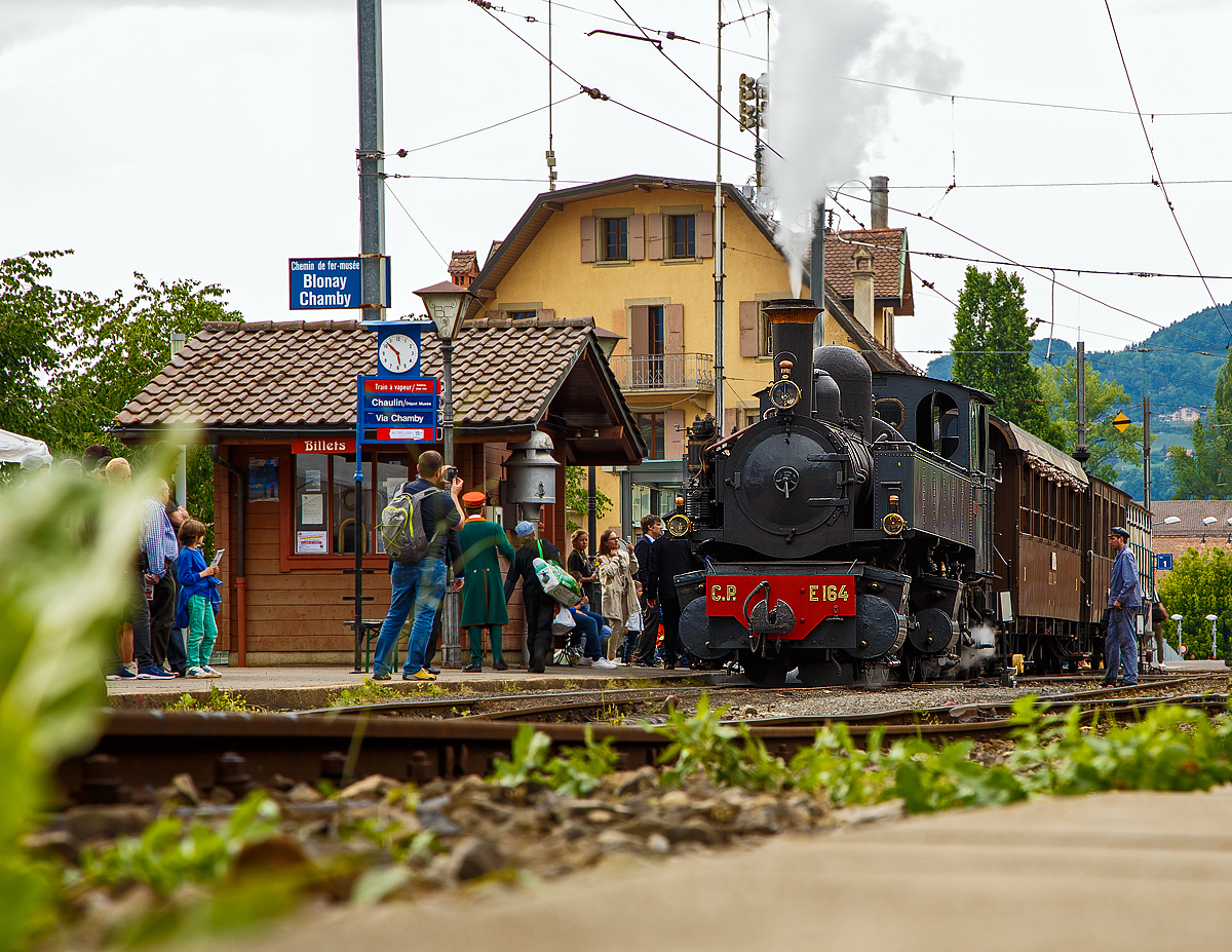 
50 Jahre BC - MEGA STEAM FESTIVAL der Museumsbahn Blonay–Chamby:
Die ex C.P. E164 G 2x2/2 Mallet-Dampflokomotive, ex MD 404, vom Verein La Traction als Gastlok beim Mega Steam Festival der BC, hier steht sie am 20.05.2018 mit ihrem Zug im Bahnhof Blonay wieder zur Abfahrt nach Chaulin bereit.