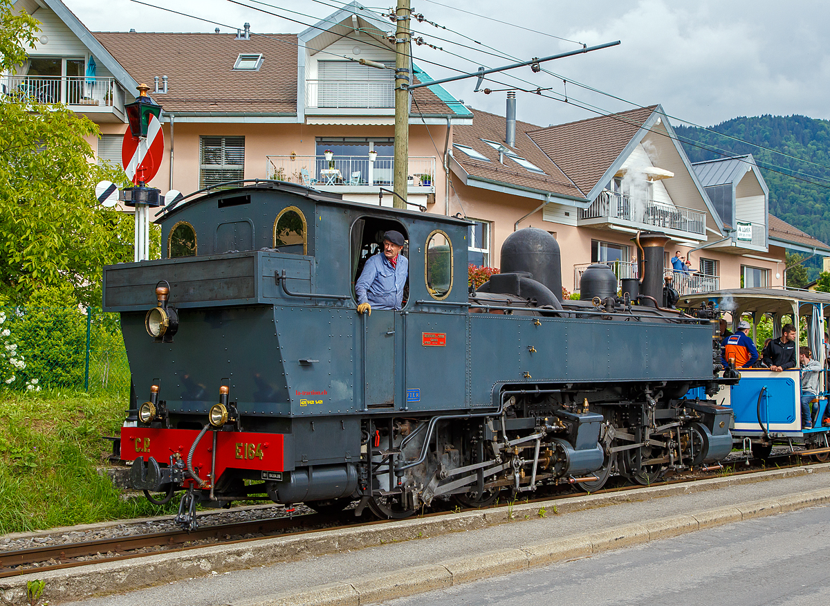 
50 Jahre BC - MEGA STEAM FESTIVAL der Museumsbahn Blonay–Chamby:
Eine wahre Schöhnheit......
Die ex C.P. E164 G 2x2/2 Mallet-Dampflokomotive, ex MD 404, vom Verein La Traction als Gastlok beim Mega Steam Festival der BC, hier erreicht sie am 20.05.2018 mit ihrem Zug den Bahnhof Blonay

Mallet-Dampflok wurde 1905 von Henschel in Kassel (damals noch Cassel) unter der Fabriknummer 7022 gebaut. Sie gehörte zu einer Serie von zehn Maschinen, die zwischen 1905 und 1908 von Henschel an die damalige Minho e Douro Bahn in Portugal geliefert wurde. Nach der Verstaatlichung im Jahre 1947 erhielt sie die Nummer C.P. E168, so war sie bis 1978 im Einsatz. Der Verein La Traction hat sie 1992 von der Caminhos de Ferro da Portugal (CP) gekauft. 1998 erhielt La Traction von der Fondation d'Impulsion économique régionale (FIER) einen Beitrag, um diese Lokomotive zu revidieren. Nach einer durchgreifenden Aufarbeitung durch das Dampflokwerk Meiningen in Deutschland kam diese Lokomotive im Sommer 1999 wieder in die Schweiz zurück. Sie wurde am 19. September desselben Jahrs eingeweiht.
Es sei noch erwähnt, das Niederdruckfahrwerk stammt von der Lokomotive E 169, die heute in Vila Real aufgestellt ist.

Eine Schwesterlok die ex CP 168 ist in Brohl (Deutschland) siehe http://hellertal.startbilder.de/bild/Deutschland~Schmalspurbahnen~Brohltalbahn/433231/leider-ein-tristes-dasein-aber-ziel.html

TECHNISCHE DATEN:
Spurweite: 1.000 mm
Achsfolge: (B) B
Länge über Kupplungen: 10.850 mm
Größte Höhe: 3.750 mm
Größte Breite: 2.700 mm
Gesamtachsstand: 5.200 mm
Triebraddurchmesser: 1.100 mm
Leergewicht: 34,5 t
Dienstgewicht: 42,0 t
Kohlenvorrat: 1,5 t
Wasservorrat: 5,5 m³
HD Zylinder: 2 x Ø 320 mm x 550 mm Hub
ND Zylinder: 2 x Ø 480 mm x 550 mm Hub
Kesseldruck: 14 bar
Rostfläche: 1,33 m²
Höchstgeschwindigkeit: 40 km/h

Geschichte der Mallet-Lokomotiven:
Der zunehmende Verkehr auf schmalspurigen Eisenbahnen erschloss Mallet ein anderes Wirkungsfeld. Diese Bahnen benötigten stärkere und damit größere Maschinen, als es die engen Kurven der Schmalspurstrecken zuließen. Die einzige Lösung schienen hier Lokomotiven mit schwenkbaren Fahrwerken zu sein. Dazu waren bereits die Bauarten von Fairlie und Meyer verbreitet, die schwenkbare Maschineneinheiten verwendeten. Die einzelnen Einheiten wurden mit Dampf über flexible Verbindungen gespeist, die sich jedoch stets als Schwachpunkt der Maschinen erwiesen. Mallet entwickelte stattdessen eine Bauart mit zwei Fahrwerken, von denen nur das vordere, unter der Rauchkammer befindliche Fahrwerk schwenkbar gelagert war, während der Kessel fest auf dem anderen Fahrwerk ruhte. Damit reduzierte sich die Zahl der flexiblen Verbindungen um die Hälfte. Der wesentliche Unterschied der Konstruktion von Mallet im Vergleich zu den Bauarten Fairlie und Meyer war aber die perfekte Anwendung eines Verbundtriebwerkes. Der Frischdampf wird zunächst zu den Hochdruckzylindern des fest gelagerten Fahrwerks geleitet und nach dem Auslass in die Niederdruckzylinder des vorderen beweglichen Fahrwerks. Die dorthin führende bewegliche Dampfleitungsverbindung war wegen des geringeren Drucks besser beherrschbar als bei reiner Frischdampf-Versorgung. Diese Bauart ließ Mallet sich 1884 patentieren.

Dampflokomotiven haben im Allgemeinen zwei Arbeitszylinder, die Mallet-Loks besitzen diese Einrichtungen doppelt, also 4 Zylinder mit zugehörigen Triebwerksgruppen. Der Abdampf der ersten ist gleichzeitig der Arbeitsdampf der zweiten Zylindergruppe.