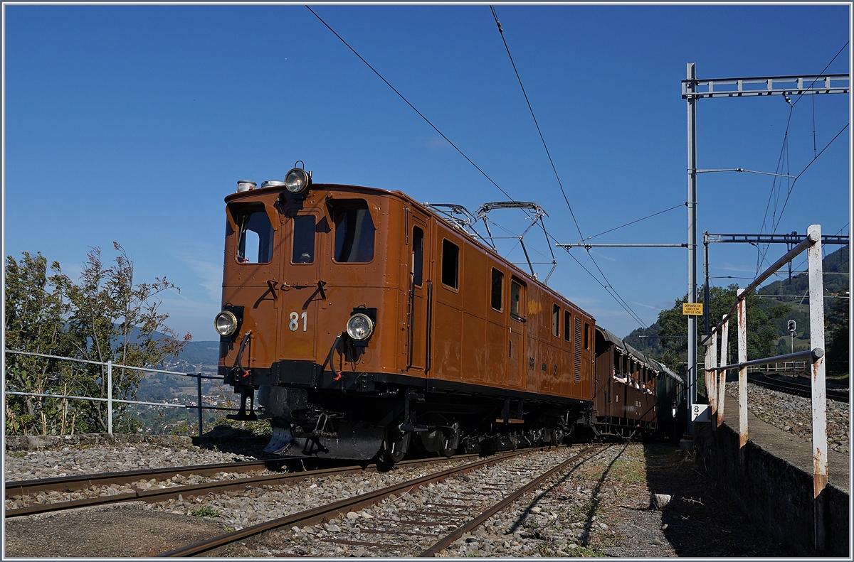 50 Jahre Blonay Chamby - MEGA BERNINA FESTIVAL: Die Bernina Bahn (BB) Ge 4/4 81 (ex Ge 6/6 81 bzw. ab Ge 4/4 81) erreicht mit dem B-C Zug 8107E von Blonay kommend den Bahnhof Chamby.
8. Sept. 2018