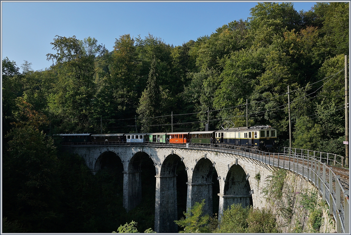 50 Jahre Blonay Chamby - MEGA BERNINA FESTIVAL: Der MOB FZe 6/6 2002 überquert das Baie de Clarens Viadukt, und erhält dann (im Bild nicht zu sehen) in Vers-chez-Robert Vorspann von der RhB Ge 4/4 182.
15. Sept. 2018