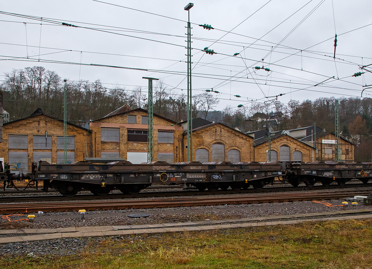 6-achsiger Drehgestell-Flachwagen mit Lademulden für Coils (Blechrollen), 31 80 4871 387-5 D-DB, der Gattung Sahmms-t 710, der DB Cargo Deutschland AG, am 14.12.2021 im Zugverband bei einer Zugfahrt in Betzdorf/Sieg.

Auf den eigentlichen Drehgestell-Flachwagen ist ein Ladegestell aufgesetzt, im dem sich 7 Lademulden für Coils befinden. Bei Bedarf kann das Ladegestell abgehoben werden und der Wagen kann so für andere Güter verwendet werden, dann würde der Wagen zur Gattung Samms 710. Früher wurden diese Wagen als Ssylms bzw. Sas 710 bezeichnet.

Technische Daten:
Spurweite: 1.435 mm
Anzahl der Achsen: 6 in zwei Drehgestellen
Länge über Puffer: 16.400 mm
Drehzapfenabstand: 8.400 mm
Achsabstand im Drehgestell: 3.400 (2 × 1.700) mm
Gesamter Radsatzstand: 11.800 mm
Ladelänge: 15.000 mm
Ladebreite in den Mulden (Sahmms-t): 2.450 mm
max Coil-Ø: 2.200 mm
Höchstgeschwindigkeit: 100 km/h (beladen) /120 km/h (leer)
Maximales Ladegewicht: 84,5 t (Streckenklasse CE oder höher)
Eigengewicht: 35.200 kg
Achslast: 20 t
Kleinster bef. Gleisbogenradius: 80 m
Bauart der Bremse: KE-GP
Handbremse: Fbr
