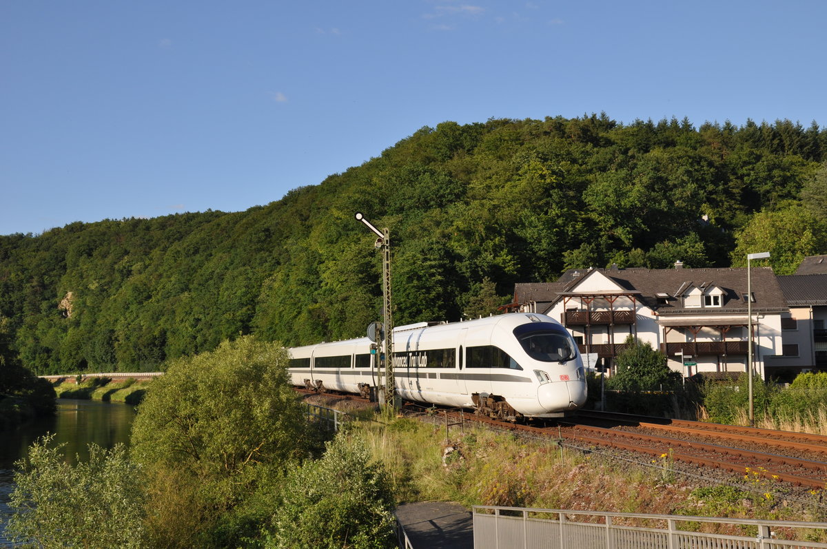 605 017 war am 21.06.2019 als LPFT-T 92005 von Halle-Ammendorf nach Koblenz Lützel unterwegs und fuhr dabei auch durch das motivreiche Lahntal. In Aumenau an der Lahn konnte der Diesel ICE auf der sonst ausschließlich von Regionalzügen befahrenen Strecke von circa 20 Fotografen und mir aufgenommen werden. (Bild 1 von 3)

