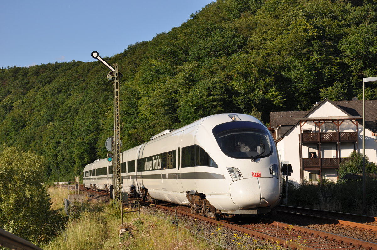 605 017 war am 21.06.2019 als LPFT-T 92005 von Halle-Ammendorf nach Koblenz Lützel unterwegs und fuhr dabei auch durch das motivreiche Lahntal. In Aumenau an der Lahn konnte der Diesel ICE auf der sonst ausschließlich von Regionalzügen befahrenen Strecke von circa 20 Fotografen und mir aufgenommen werden. (Bild 2 von 3)


