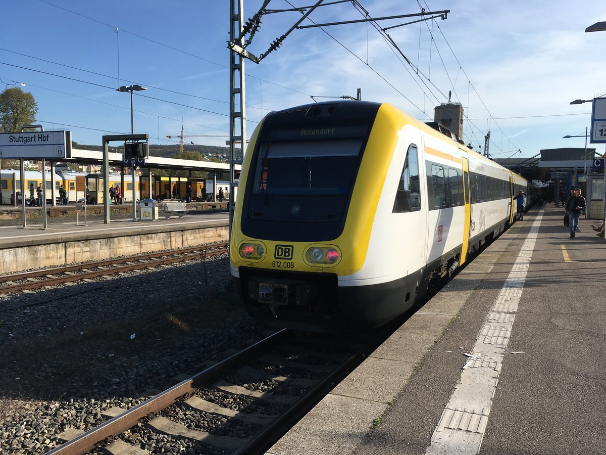 612 008 und 612 015 mit 612 129 am 30.04.17 in Stuttgart Hbf.