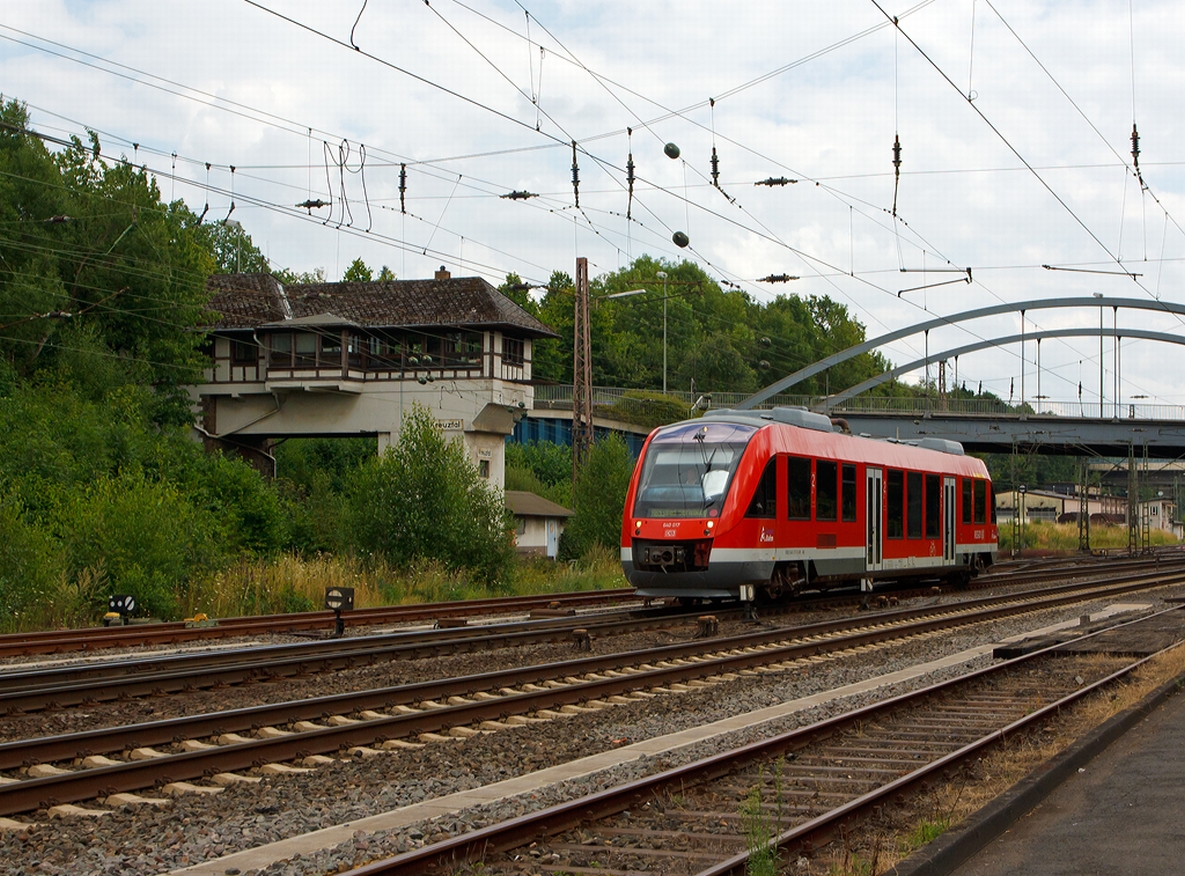 640 017 (ein Alstom Coradia LINT 27) der 3-L�nder-Bahn als RB 93 (Rothaarbahn) nach Bad Berleburg  am 10.08.2013 hier kurz vor der Einfahrt in den Bahnhof Kreuztal. Im Hintergrund das Reiterstellwerk Kreuztal Fahrdienstleiter (Kf).