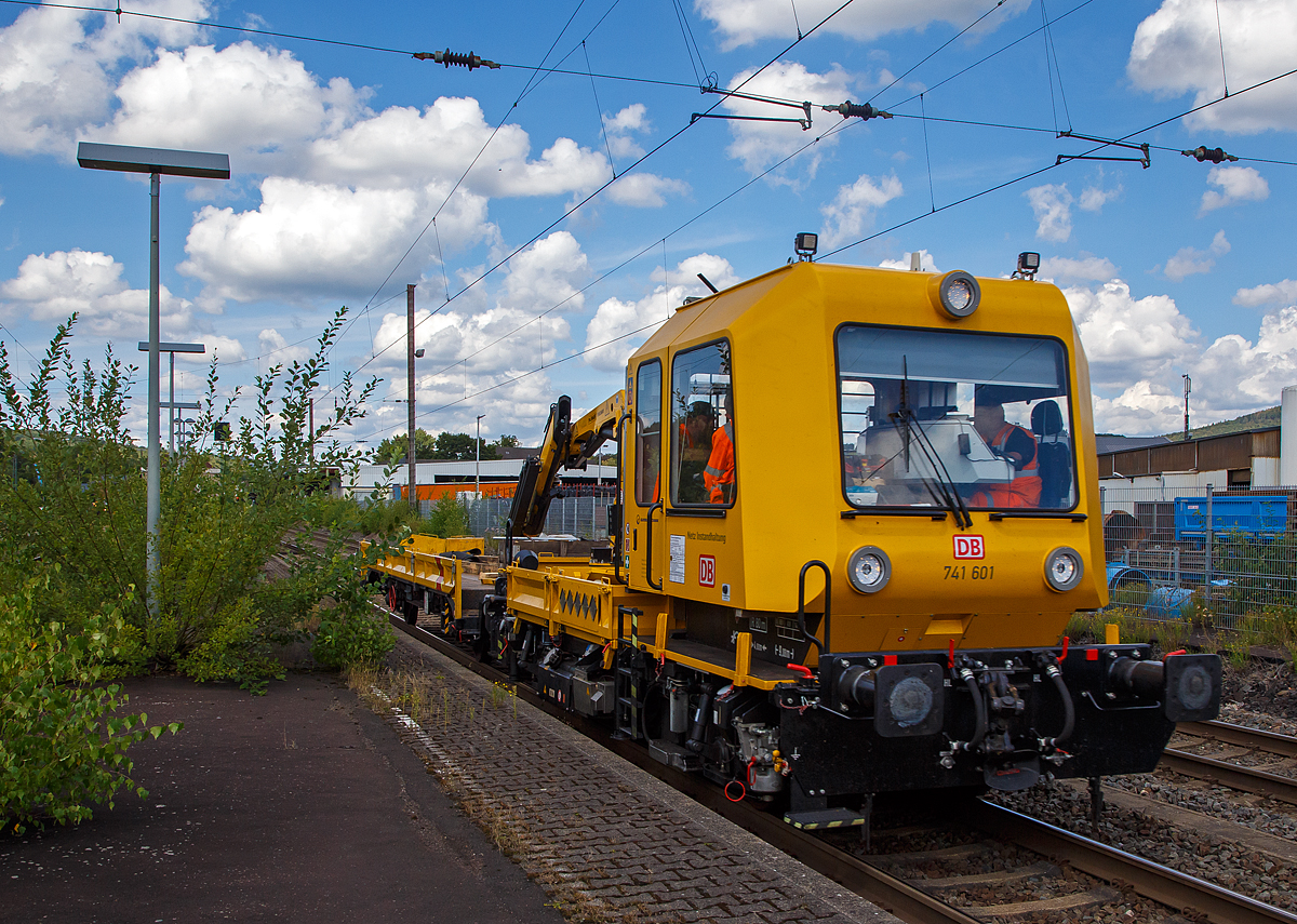 
741 601 ein GAF 100 R/Modernisiert der DB Netz AG (Schweres 97 17 50 138 18-4) mit einem angehangenen Gleiskraftwagenanh�nger H27, f�hrt am 19.08.2020 durch Kreuztal in Richtung Siegen.


Das GAF 100 R wurde 1996 von GBM (Gleisbaumechanik Brandenburg/H. GmbH) unter der Fabriknummer 52.1.112 gebaut und 2018 modernisiert.
