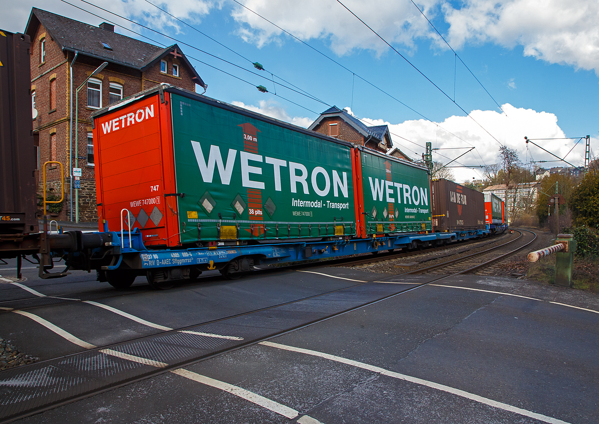 8-achsiger Niederflur-Containertragwagen (Megafret) 37 68 4909 099-6 D-AAEC der Gattung Sffggmrrss 36 der AAE Cargo AG (heute zur VTG), beladen mit zwei 20‘ Wechselbrücken und einem 40` Container, am 19.03.2021 im Zugverband bei der Durchfahrt in Kirchen an der Sieg. 

Dieser Wagen hat die UIC Nummer nach dem neuen Schlüssel:
37 = 3 für Flachwagen und 7 fürs Austauschverfahren
80 = zweistellige Ländercode für Deutschland

Diese Wagen mit zwei tiefen Plattformen auf vier Drehgestellen (acht Achsen) eignet sich zum Transport von 20‘, 30‘, 40‘ Containern und Wechselbehältern nach UIC 592 Norm, in symmetrischer und asymmetrischer Ladekonfiguration auf der kompletten Ladelänge. Die Gesamtlänge des Wagens wird mit Hilfe eines kurzen Kupplungssystem zwischen den zwei Tiefladeplattformen optimiert.

Bei einer Ladehöhe von nur 825 mm ist es möglich, Container von 9‘6“ (Highcube) durch den Ärmelkanal-Tunnel in europäische Terminals zu transportieren.

Volumengüter können ausgezeichnet transportiert werden und es ist möglich, Wechselbehälter und Container mit einer externen Höhe von 3.220 mm innerhalb des C-45 Profils zu fahren.

TECHNISCHE DATEN:
Spurweite: 1.435 mm
Länge über Puffer: 36.440 mm
Drehzapfenabstand: 2 x 13.080 mm
Radsatzstand in den Drehgestellen: 2.000 mm
Laufraddurchmesser: 730 mm (neu)
Ladelänge: 2 x 16.105 m 
Höhe der Ladeebene über S.O.: 825 mm
Eigengewicht: 39.000 kg
Max. Zuladung bei Lastgrenze S und SS: 89 t (ab Streckenklasse A)
Max. Geschwindigkeit: 120 km/h
Kleinster bef. Gleisbogenradius: 150 m (im Zugverband) / 75 m der Einzelwagen
Bremse: 2 x KE GP-A
Feststellbremse: Ja
Intern. Verwendungsfähigkeit: RIV