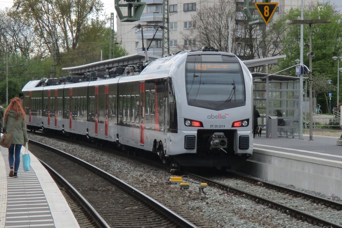 Abellio ET25 2214 verlässt am 10 April 2017 Wesel.