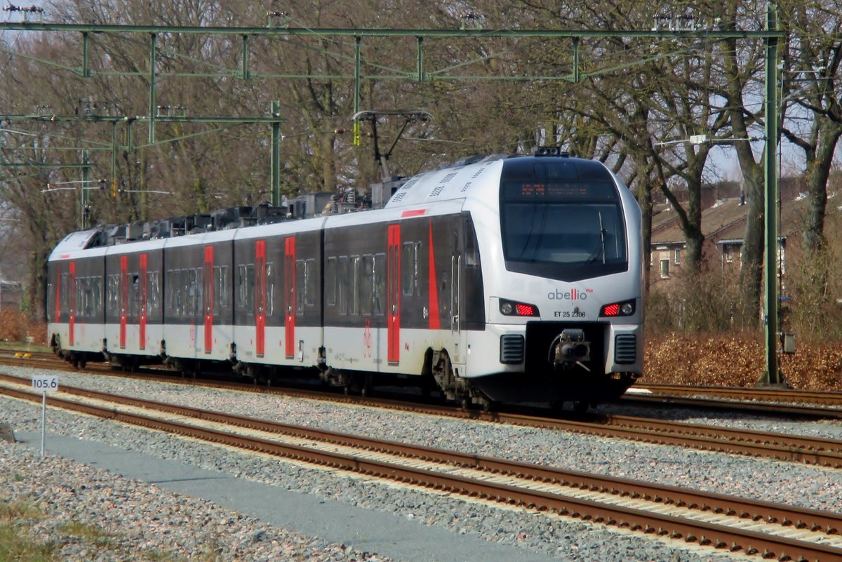 Abellio ET25-2306 verl�sst am 25 M�rz 2018 Zevenaar. 