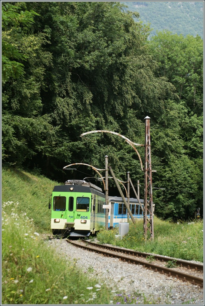 Abermals wird ab dem 2. Sept. (bzw. 16. Sept.) die ASD f�r l�ngere Zeit, bis etwa Mitte November, im SEV betrieben. Wenn sie dann wieder fahren wird, werden die formsch�nen Eisen- und Holzfahrleitungsmaste aus der Er�ffnungszeit wohl durch neue Fahrleitungsanlagen ersetzt sein. Grund genug, noch ein paar  romantische  Eindr�cke der ASD bei Verchiez einzufangen.
Immerhin, wird k�nftig das Ausrichten einfacher...
27. August 2013 