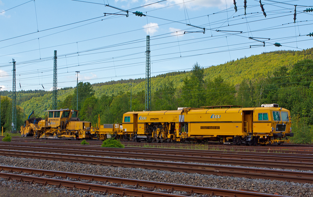 
Abgestellt am 16.05.2014 in Betzdorf/Sieg: 
Die Plasser & Theurer Universalstopfmaschine 08 - 275 Unimat 3S Y (Schweres Nebenfahrzeug Nr. 97 43 41 523 17 - 9) und die Deutsche Plasser Schotterverteil- und Planiermaschine SSP 110 SW (Schweres Nebenfahrzeug Nr. 97 16 40 549 18 - 6) der DGU (Deutsche Gleisbau Union).