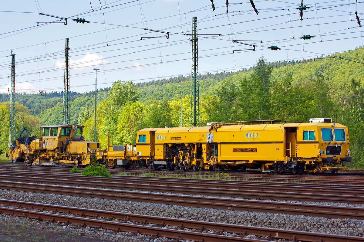 
Abgestellt am 16.05.2014 in Betzdorf/Sieg: Die Plasser & Theurer Universalstopfmaschine 08 - 275 Unimat 3S Y (Schweres Nebenfahrzeug Nr. 97 43 41 523 17 - 9) und die Deutsche Plasser Schotterverteil- und Planiermaschine SSP 110 SW (Schweres Nebenfahrzeug Nr. 97 16 40 549 18 - 6) der DGU (Deutsche Gleisbau Union).
