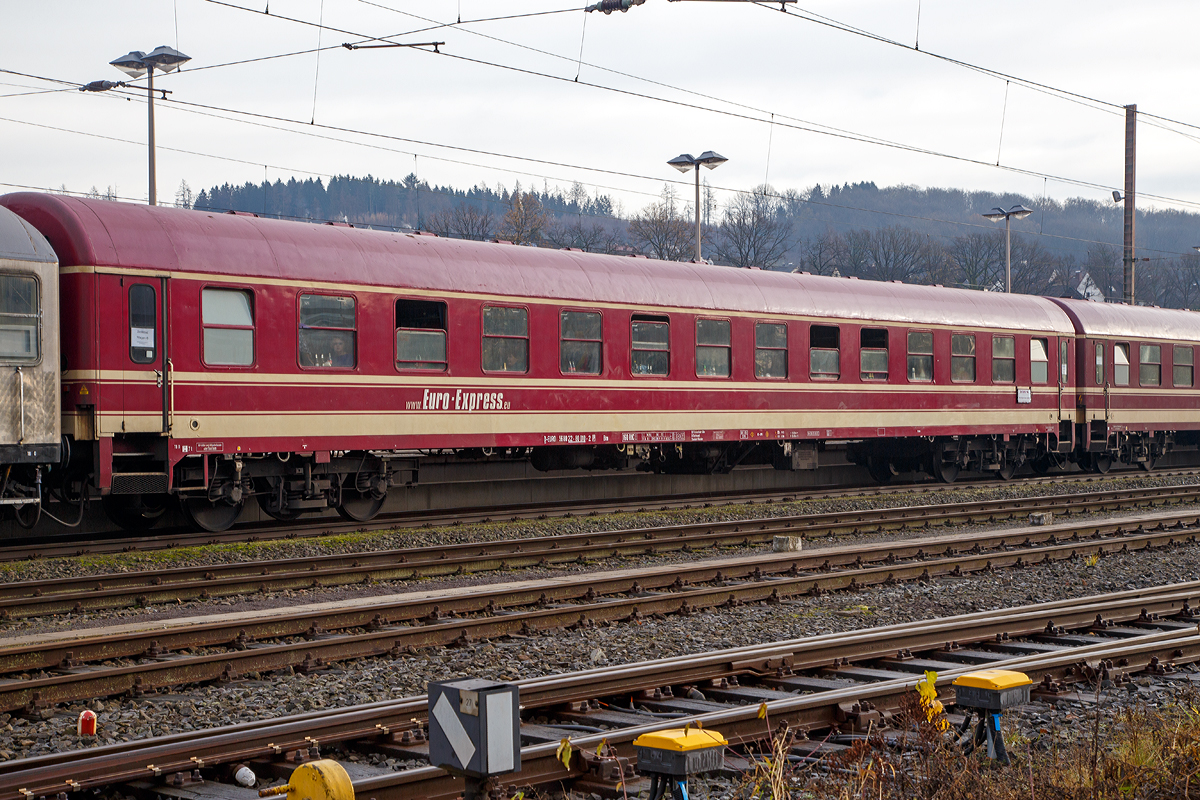 Abteilwagen Bm, D-EURO 56 80 22 - 80 010 - 2 der Euro-Express Sonderz�ge GmbH & Co. KG am 05.12.2015 im Zugverband in einem Dampfsonderzug in Kreuztal.

Technische Daten:
Spurweite: 1.435 mm
Anzahl der Achsen: 4 (in zwei Drehgestellen)
L�nge �ber Puffer: 26.400 mm
Drehzapfenabstand: 19.000 mm
Achsstand im Drehgestell: 2.500 mm
Gewicht: 40 t / 45 t
Bremse: KE-GPR   P 47 t G 36 t
Zul�ssige H�chstgeschwindigkeit: 160 km/h 
Zugelassen in den L�ndern: D, A, B, CH, CZ,DK, F, I, H, HZ, L, NL, PL und TC 

Inneneinrichtung: 
12 Abteile / 72 Sitzpl�tze
2 WCs mit Waschgelegenheiten