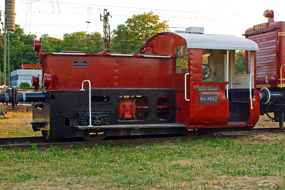Akku-Kleinlokomotive Ka 4862, ex DB 381 005-8, ex DB Ka 4862, ex DB Ks 4862, ex DR Ks 4862, am 14.06.2014 im DB Museum Koblenz-Lützel.

Die Akkumulator Kleinlokomotive der Leistungsgruppe II (Lg II) wurde 1936 von Windhoff Rheiner Maschinenfabrik unter der Fabriknummer 344 gebaut, der elektrische Teil wurde von den Siemens-Schuckertwerke (SSW) unter der Fabrik-N° 3138 gebaut, und an die Deutsche Reichsbahn als Ks 4842 geliefert. Bei der Deutsche Bundesbahn (DB) wurde sie 1960 in Ka 4862 umgezeichnet, mit der Einführung vom EDV-Nummernschema der DB erfolgte zum 01.01.1968 die Umzeichnung in DB  381 005-8 unter dieser Bezeichnung lief sie bis zur Ausmusterung am 31.12.1980 bei der DB. Die Lok hat jahrelang im Betriebswerk Köln-Deutzerfeld als Verschubgerät gearbeitet.


Diese Batteriegetriebene Speicherlokomotiven sind als Kleinlokomotiven der Baureihe Ks (später: Ka) mit geringer Masse und geringer Antriebsleistung für leichte Rangieraufgaben entwickelt worden.  

Sie wurden nach der Erprobung einiger Versuchslokomotiven ab 1935 bei der Deutschen Reichsbahn in Dienst gestellt und auf kleinen Bahnhöfen im leichten Verschub- und Rangierdienst eingesetzt. In ihrer äußeren Form entsprechen sie ungefähr den Fahrzeugen der Leistungsgruppe II. 

Nach den Prototypen von AEG folgten mehrere Serienlieferungen, zuletzt von der Firma Windhoff Rheiner Maschinenfabrik. Die Motoren stammten von SSW, die Fahrspeicher von AEG. Die Kraftübertragung erfolgte mit Zahnräder und Ketten. Eingebaut waren zuletzt Akkumulatoren vom Typ 6 GiS 400. 


TECHNISCHE DATEN der Baureihe 381:
Achsanordnung:  B
Treibraddurchmesser:  850 mm
Höchstgeschwindigkeit:  25 km/h
Länge über Puffer:  6.450 mm
Gesamtachsstand: 2.506 mm
Akkumulator:  6 GiS 400 
Kapazität: 360 Ah
Dienstmasse:  17,0 t
Antrieb: elektromechanisch
Kraftübertragung:  Zahnräder und Ketten   
             