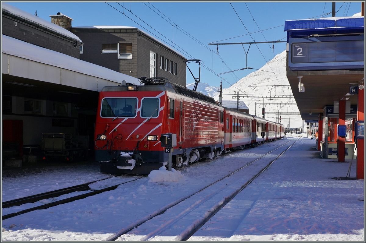 Alle Jahe wieder werden im Winter die MGB Regionalz�ge aus Sicherheitsgr�nden im Winter mit HGe 4/4 (oder neuerdings Deh 4/4) gef�hrt und wie immer stehen die Lok in Andermatt genau vor dem st�renden Weichensignal auf Gleis 1...
11. Feb. 2016