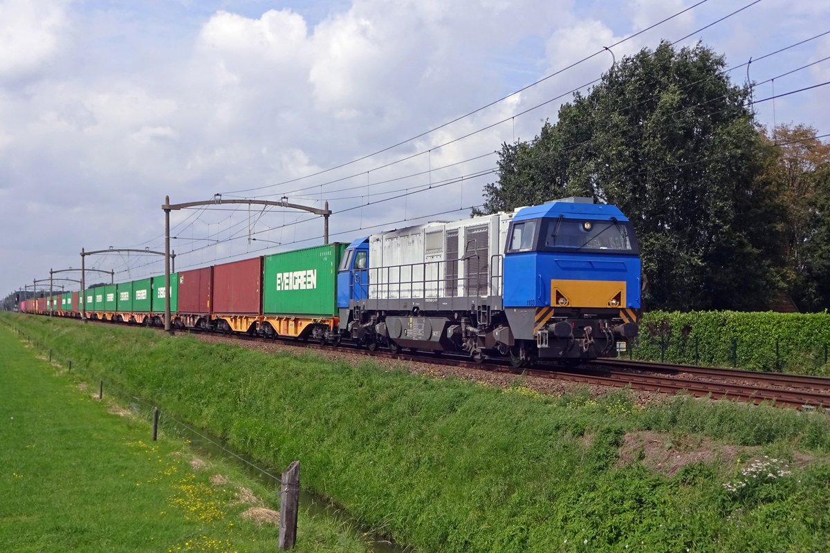 Alpha Trains 1103 schleppt ein Containerzug durch Hulten am 16 Augustus 2019. 