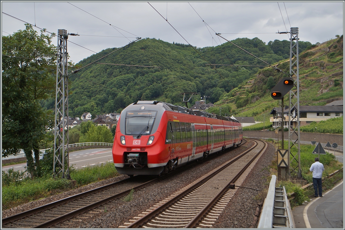 Als dieser Hamster Richtung Koblenz fuhr leistete das Vorsignal kurz nach Winningen gute Dienste als Bildgestaltungs-Element. 
In der Folge �rgerte es uns aber, da es uns nicht rechtzeitig verraten wollte, dass ein Zug kommt und wir so, entgegen unserer Gewohnheit, etwas hektisch Schnappsch�sse machen mussten...
20. Juni 2014