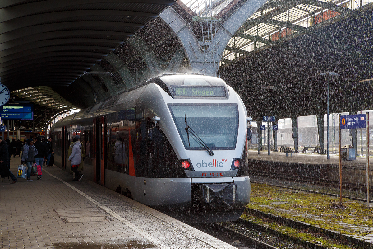 
Als ich mich umdrehte um in den Zug zu steigen sah es dann so aus....
Der 2-teilige Flirt ET 22 2106  Siegen  (94 80 0426 105-3 D-ABRN / 94 80 0826 105-9 D-ABRN), ex ET 22 006, gekuppelt mit dem 3-teiligen Flirt ET 23 2105  Lennestadt  (94 80 0427 104-5 D-ABRN / 94 80 0826 104-2 D-ABRN / 94 80 0427 604-4 D-ABRN), ex ET 23 005, beide der Abellio Rail NRW am 08.02.2016, als RE 16  Ruhr-Sieg-Express  (Essen - Hagen - Iserlohn bzw. Siegen), beim Halt im Hbf Hagen. 

In Letmathe wird der Zug geflügelt, der vordere Zugteil (ET 22 2106) fährt dann weiter Richtung Iserlohn, während der hintere Zugteil (ET 23 2105) weiter Richtung Siegen fährt. 