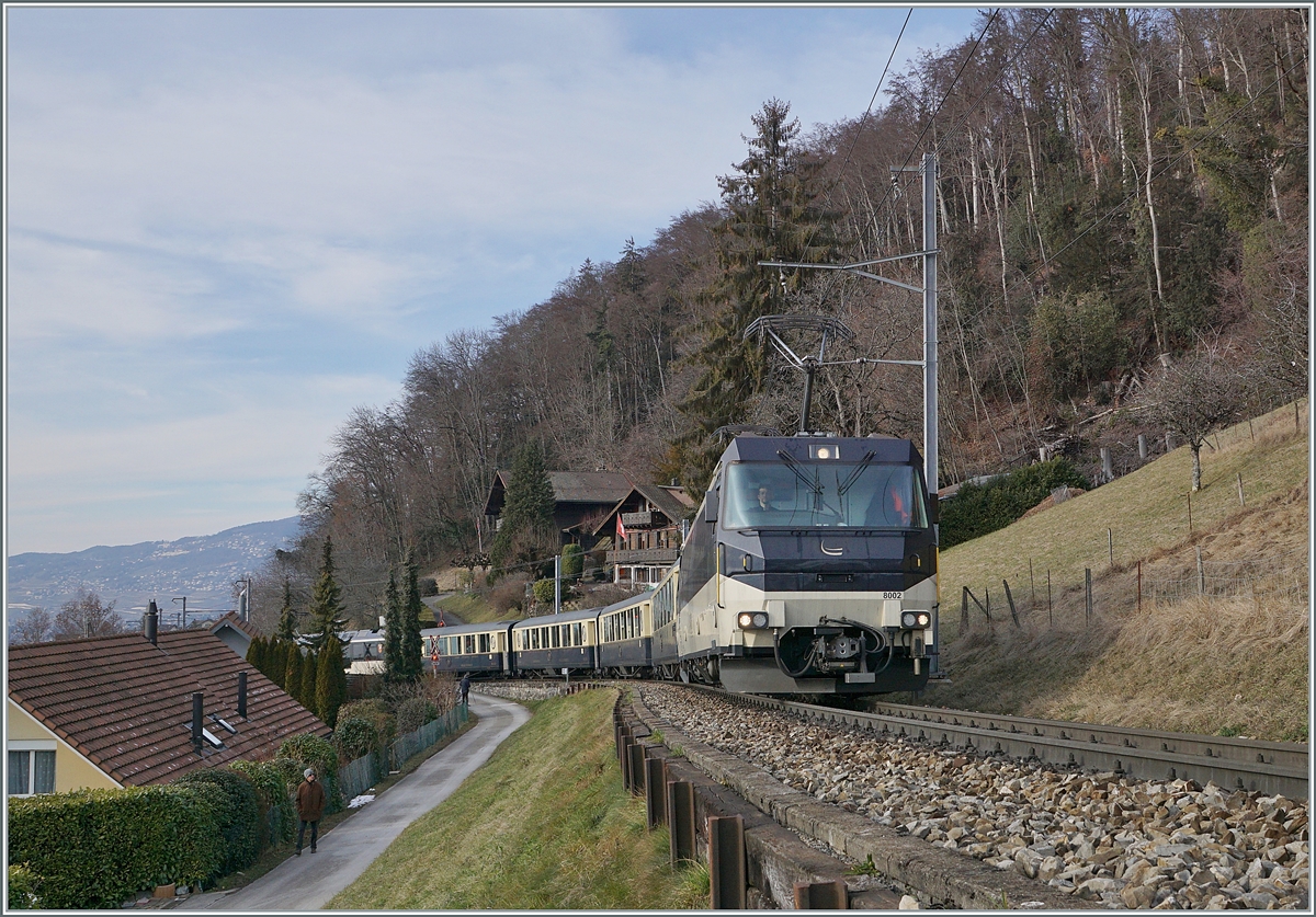 Als leicht abweichende Version eines bereits gezeigten Bildes: Die MOB Ge 4/45 8002 ist kurz nach Chernex mit ihrem MOB GoldenPass Belle Epoque Zug Pe 2224 von Montreux nach Zweisimmen unterwegs; bei genauerem Hinsehen kann man den am Schluss des Zugs mitlaufenden MOB Alpina ABe 4/4 9002 erkennen.

9.Januar 2021
