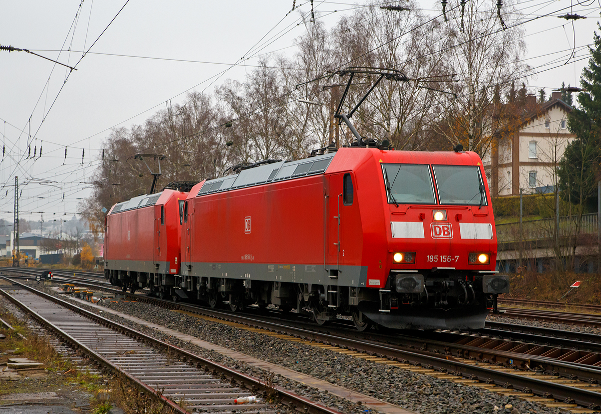 
Als Lz in Doppetraktion fahren die DB Cargo 185 156-7 und die 185 065-0 am 02.12.2019 in Kreuztal vom Abstellbereich zum Rangierbahnhof.