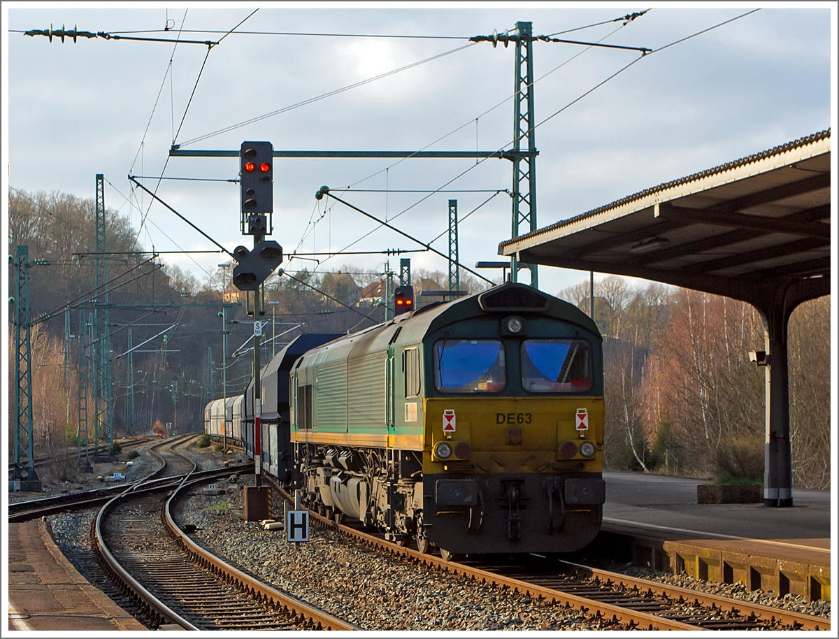 Als Nachschuß....

Am Zugschluß des von der  HGK 2057 (185 589-9) durch den Bahnhof Betzdorf/Sieg in Richtung Köln am 02.03.2014 gezogenen leeren Falns Ganzzug, befand sich die Class 66 HGK DE 63 (266 063-7).

Die GM-EMD JT42CWR wurde 2001 unter der Fabriknummer 20008254-6 gebaut, sie trägt die NVR-Nummer 92 80 1266 063-7 D-RHC. Die HGK hat sie bei der Macquarie European Rail geleast.
