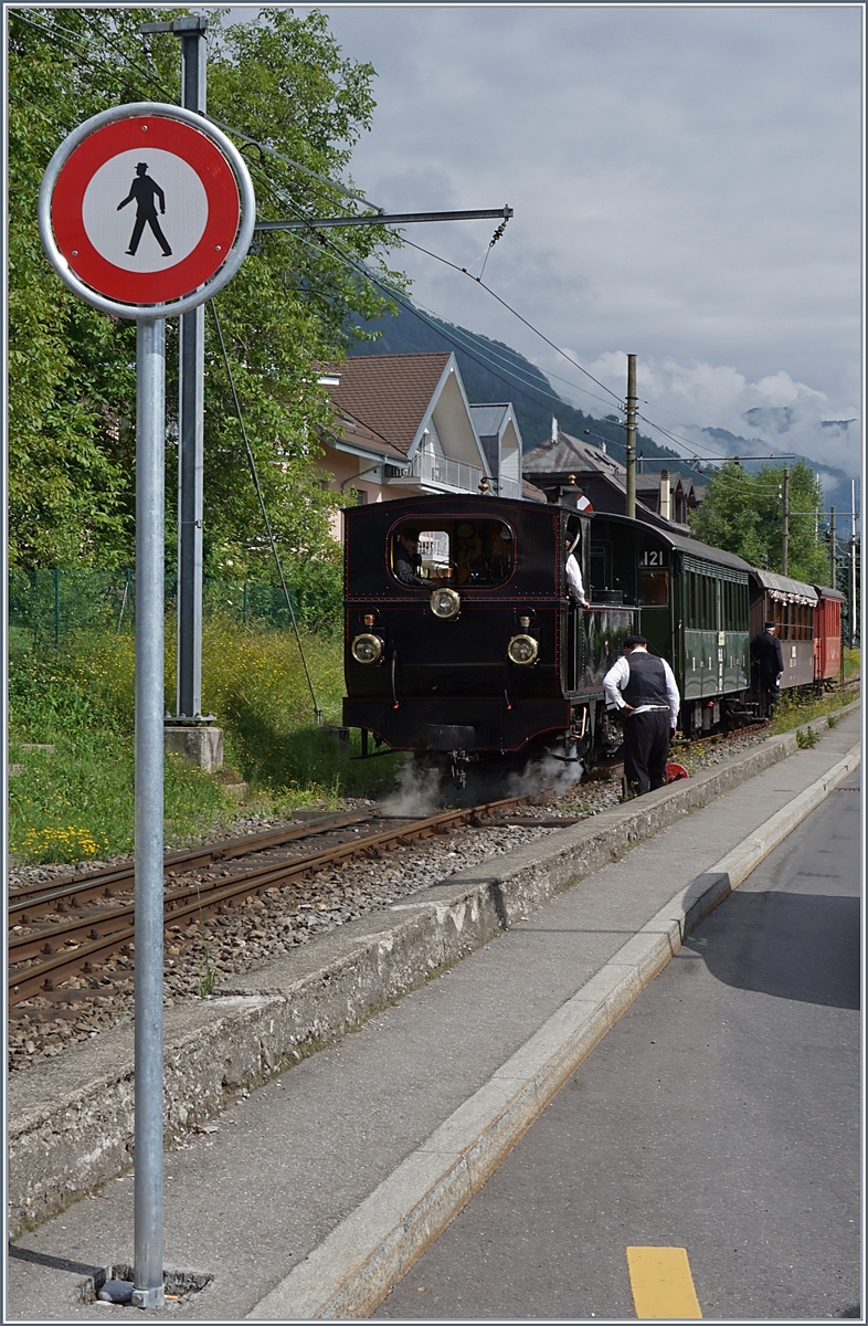 Als ob es in Blonay nicht schon schwierig genug wäre die B-C zu fotografieren, ärgert neuerdings ein unsinniges Schild die Bahnfotografen...
3. Juni 2017 