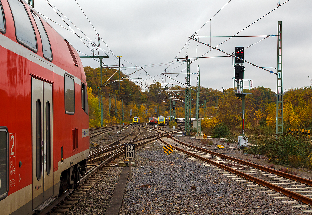
Als Orientierungszeichen für die Zuglänge gilt das Schild mit den „190 m“, wie hier zusehen im Bahnhof Betzdorf (Sieg) Gleis 106 am 11.11.2020. 

Ein weißes rechteckiges Schild mit schwarzem Rand und einer Längenangabe in Metern. An  Bahnsteigen  ohne  eine  Haltetafel  (Signal  Ne  5)  können  Orientierungszeichen „Zuglänge“ aufgestellt sein. Sie kennzeichnen den verkehrlich günstigsten Halteplatz des Zuges. Die  Orientierungszeichen  „Zuglänge“  sind  auf  der  dem  Gleis  zugewandten  Bahnsteigseite aufgestellt. Das  Verkehrsunternehmen  bestimmt,  welche  Orientierungszeichen  „Zuglänge“ beachtet werden.

Das Schild ist aber hier für den Steuerwagen (vom RE 9) voraus fahrenden Zug weniger relevant, da sonst Passagiere im Gleisbett aussteigen würden. Es kann heute noch vorkommen, was vor einigen Jahren die Regel war, das der RE 9 im Sandwich (d.h. je eine Lok vorne und hinten) gefahren wird. Dann ist das Schild passend, zwischen ihn und dem Bahnsteigende liegt ca. ein Loklänge Abstand.