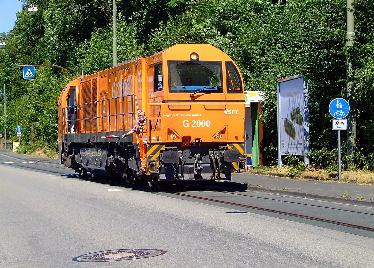 
Als die Siegener Kreisbahn noch eine Bimmelbahn war. Der Begriff Bimmelbahn bezeichnet Schienenfahrzeug mit Signalglocke, die wie hier über die Straße fahren. 

Die Mak G 2000 (Lok 43 bzw. 273 018-2) der Siegener Kreisbahn heute KSW Kreisbahn Siegen-Wittgenstein fährt in Siegen-Eintracht über die Eiserfelder Straße (zum Gleisanschluß Röhrenwerk) am 19.07.2006. Das Gleis ist mittlerweile neben die Straße neu verlegt worden.