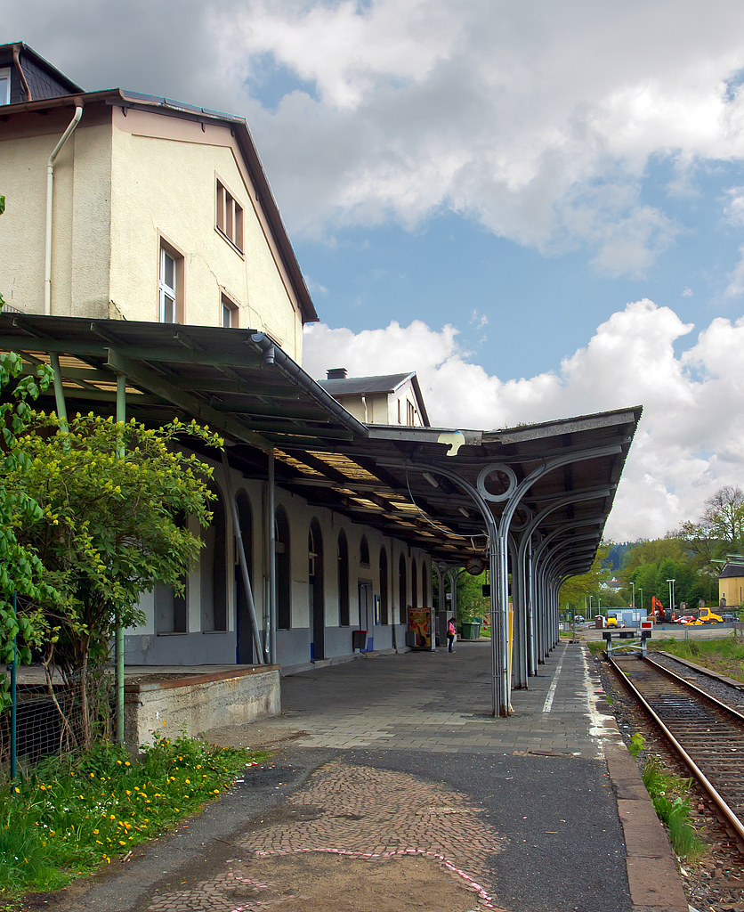 
Als die Züge hier noch am Bahnhof hielten....
Der Bahnhof Olpe, an der KBS 442  Biggetalbahn  (Finnentrop - Olpe - (Freudenberg)) am 12.05.2013. Der heutige Haltepunkt wurde 2013 um ca. 100 m vor den ehemaligen Bahnhof vorverlegt. Um das Bahnhofsareal wird zurzeit noch viel gebaut.
