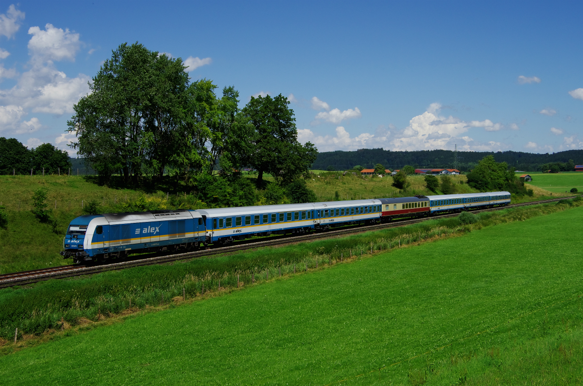 ALX84138 von Geltendorf nach Oberstdorf. D-LOK: 223 071 auf KBS970 bei Aitrang (zwischen Biessenhofen und G�nzach) am 30.07.2016.
