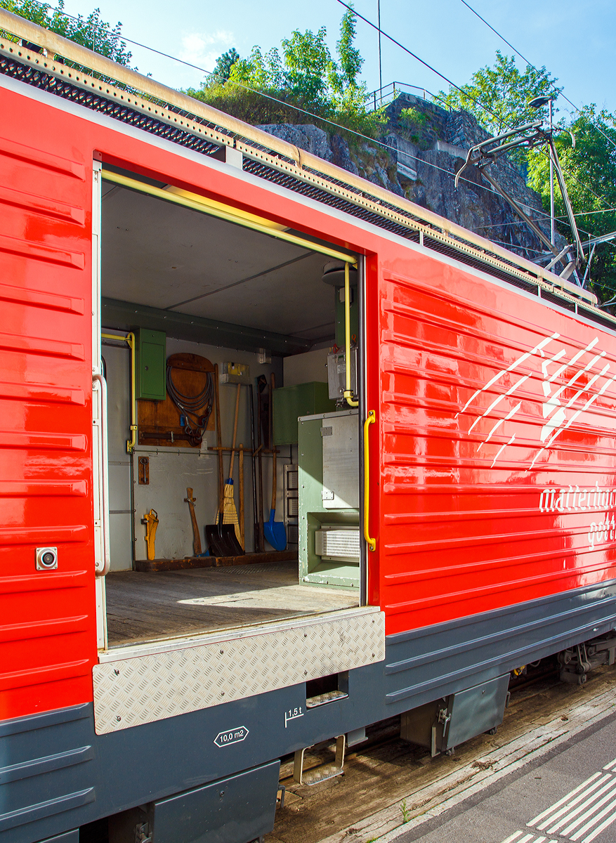 
Am 01.08.2019 im Bahnhof Göschenen dem elektrischen Zahnradgepäcktriebwagen MGB Deh 4 /4 II – 91 „Göschenen“, ex FO Deh 4/4 II – 91, in den Gepäckraum geschaut.
Die Deh 4 /4 II (91 bis 96) haben eine Gepäckraum Fläche von 10 m² und können bis zu 1,5 t zuladen.
