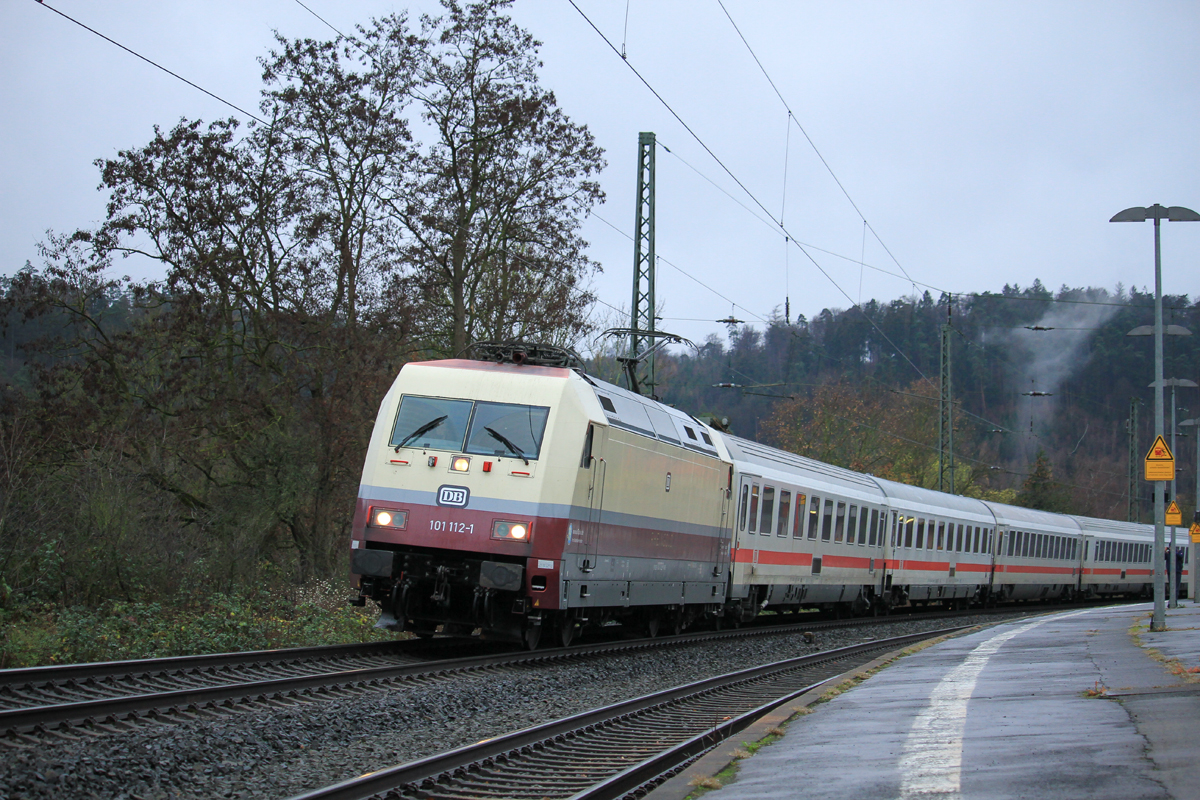Am 02.12.2018 rauschte die 101 112  Rheingold  am IC 2376 durch Cölbe in Richtung Kassel-Wilhelmshöhe.