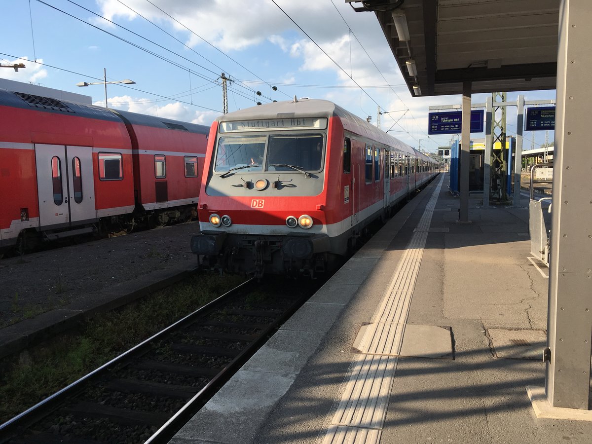 Am 05.05.17 fährt der IRE aus Tübingen in Stuttgart ein um nach einer Pause  & Wende wieder zurück nach Tübingen zu fahren.

Der Zug bestand aus 5 n Wagen und 111 076