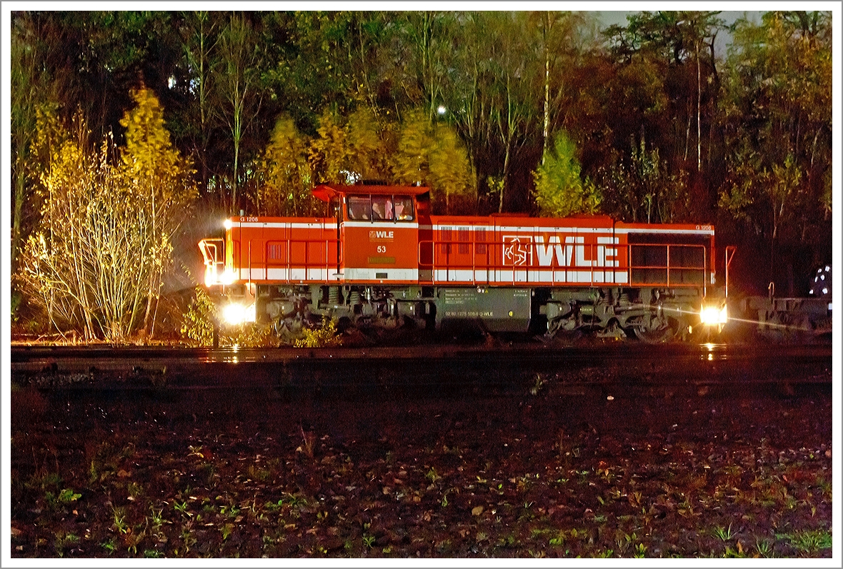 
Am 05.11.2013 morgens um 5:30 Uhr (EXIF noch auf Sommerzeit) hat die WLE 53  Kreis Soest  (275 505-6) der Westfälische Landes-Eisenbahn GmbH (Lippstadt) in Herdorf noch Hp 0. Sie ist, mit Luppen (Rohrrohlinge) beladene Schwerlastwagen, auf dem Weg nach Burbach-Holzhausen zu der Salzgitter Mannesmann Precision GmbH.

Leider war leichter Regen, zudem gibt es hier keine Fremdbeleuchtung.
