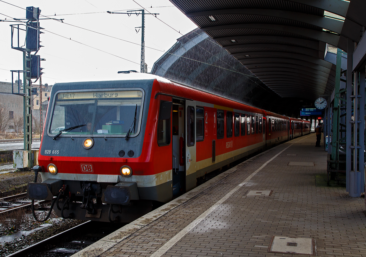 Am 08.02.2016 sch�ttete es in Hagen beim Hbf aus Eimern.....
Zwei gekuppelte zweiteilige Dieseltriebz�ge der BR 628.4/928.4 der DB Regio NRW stehen, als RE 17 „Sauerland-Express“ nach Warburg, im Hbf Hagen zur Abfahrt bereit. 

Vorne ist es der Dieseltriebzug 628 665/928 665 (95 80 0628 665-1D-DB / 95 80 0928 665-8 D-DB) dieser wurde 1995 von der Linke-Hofmann-Busch GmbH (LHB) in Salzgitter-Watenstedt unter den Fabriknummern VT628-201-1und VS628-201-2 gebaut. Seit Juni 2017ist er z-gestellt und steht im Stillstandsmanagement Karsdorf.

Hinten der Dieseltriebzug 628 660/928 660 (95 80 0628 660-2 D-DB / 95 80 0928 660-9 D-DB) wurde 1995 auch von der Linke-Hofmann-Busch GmbH (LHB) in Salzgitter-Watenstedt unter den Fabriknummern VT628-196-1 und VS628-196-2 gebaut. Nach einem B�-Unfall 2017 wurde er im Januar 2021 bei der Fa. Bender in Opladen zerlegt.
