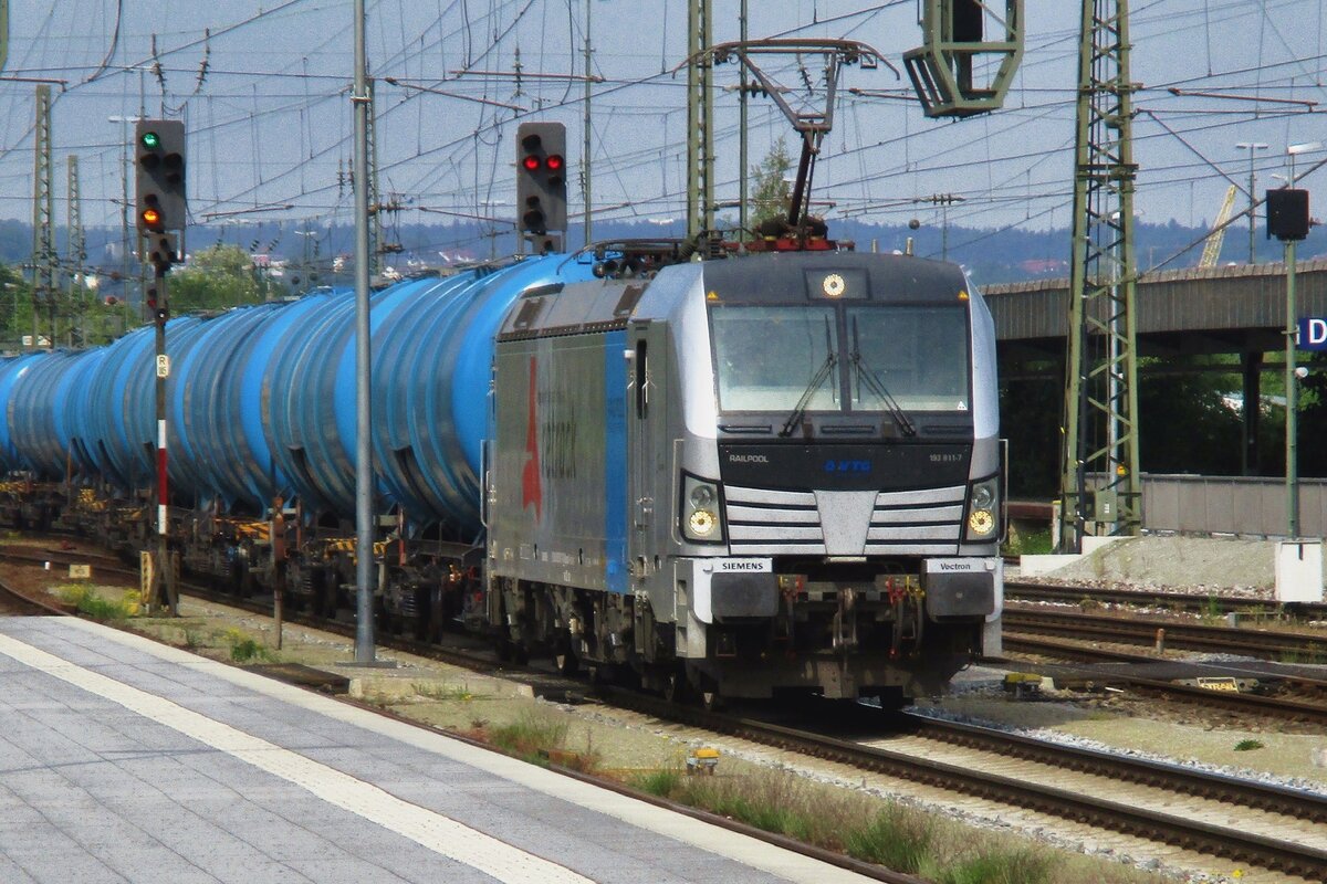 Am 10 Mai 2018 ist ReTrack-VTG 193 811 noch etwas kahl wann sie ein Kesselwagenzug durch Passau ins Österreich zieht.