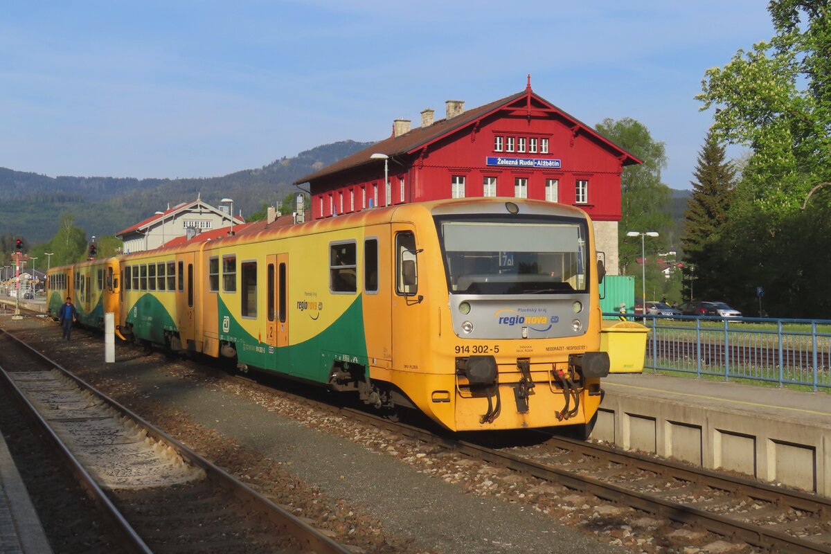 Am 10 mai 2024 steht RegioNova 914 302 in Zelezna-Ruda Alzbetín. 