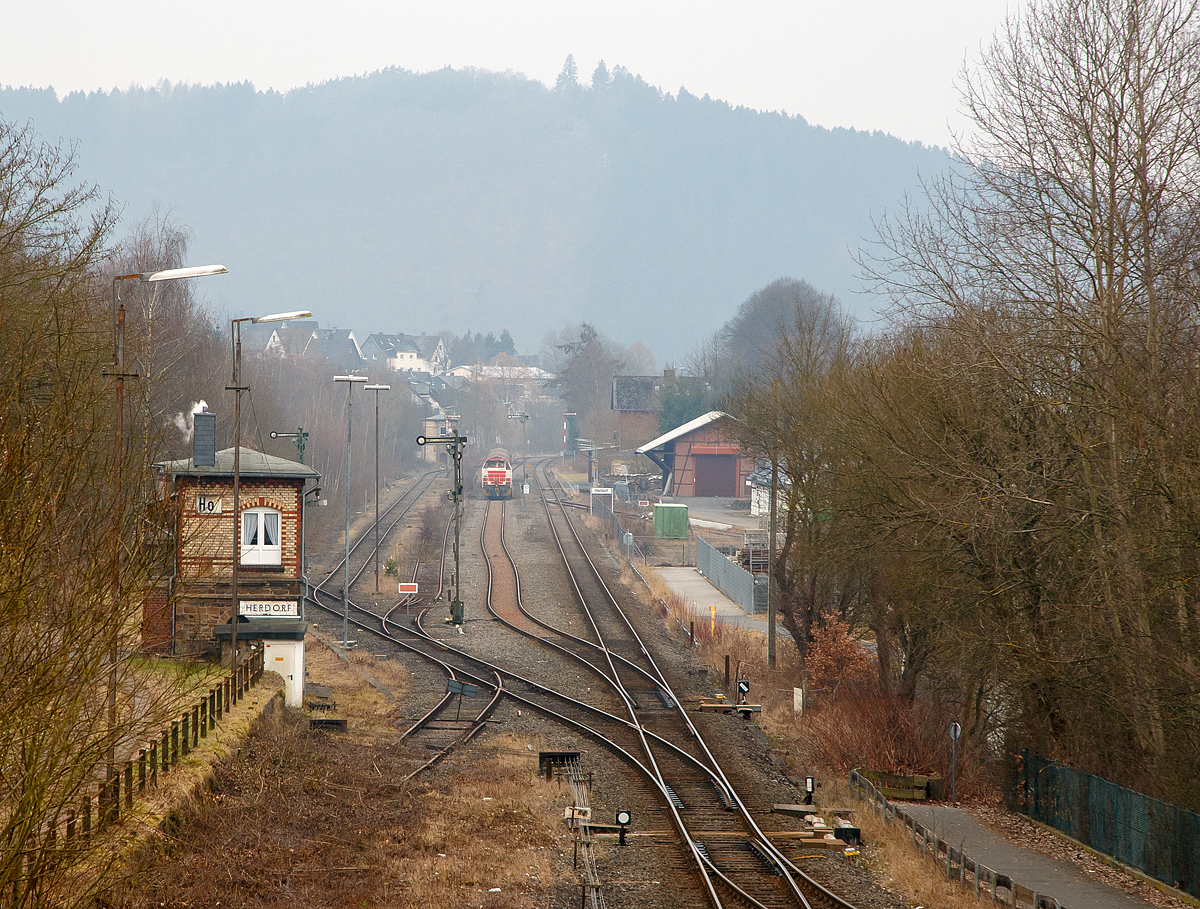Am 10.02.2017 ein diesiger Tag in Herdorf....
Die Lok 47 (92 80 1271 027-5 D-KSW) der Kreisbahn Siegen-Wittgenstein (KSW), ex D 2 der HFM, eine Vossloh MaK G 1700 BB, erreicht am 10.02.2017, mit einem beladenen Coil-Güterzug, Herdorf.
