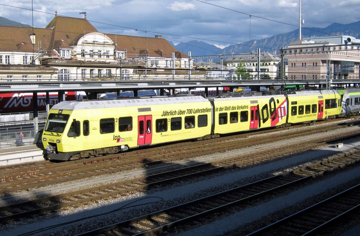Am 13 Mai 2010 steht Werbetriebzug NINA 525 037 in Spiez.
