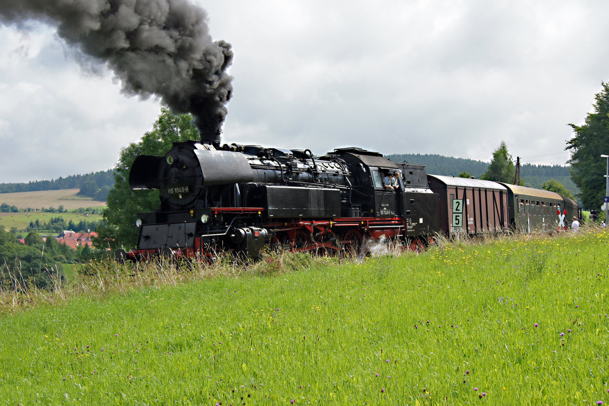 Am 14. August 2010 leistete die 65 1049-9 bei einem Sonderzug mit der 202 646-6 Schiebedienst auf der Fahrt nach Schwarzburg.
Foto: Walter Ruetsch