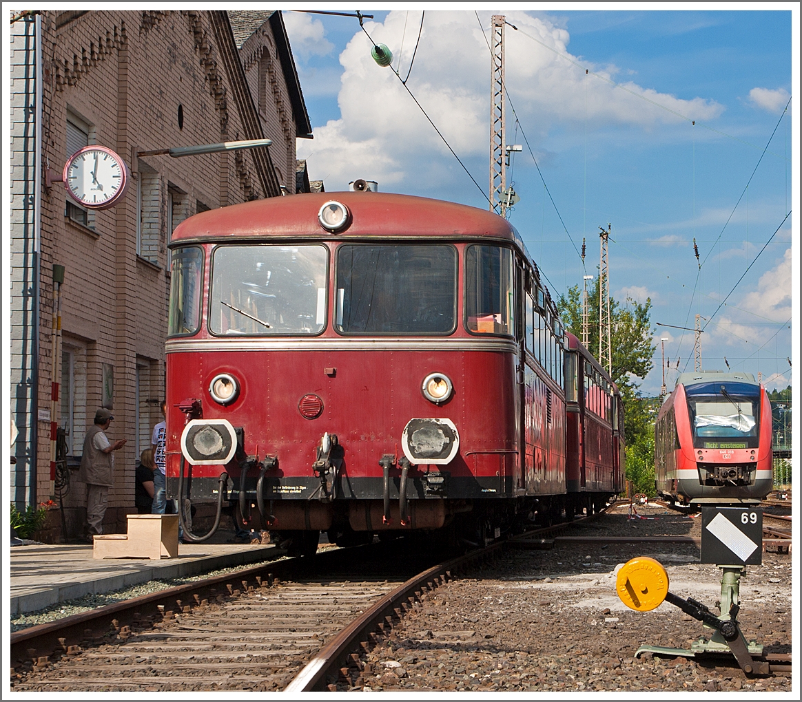 Am 17. und 18. August 2013 war Lokschuppenfest im Südwestfälische Eisenbahnmuseum in Siegen unteranderem wurden Schienenbus Pendelfahrten zwischen Siegen und Kreuztal angeboten, welche die Oberhessische Eisenbahnfreunde e.V. (OEF) mit einer Schienenbusgarnitur fuhr.

Hier steht am 17.08.2013 die Schienenbusgarnitur beim Museum wieder zur Abfahrt bereit.

Die Schienenbusgarnitur bestand (von vorne nach hinten) aus:

Steuerwagen 996 677-9 (65 80 0996 677 0 D-OEF), ex DB 996 677-1, ex DB 998 677-9, ex DB VS 98 077, dieser Steuerwagen wurde 1959 von Waggonfabrik Uerdingen gebaut. Zudem war hier das BW Siegen seine alte Heimat (zwischen dem 01.01.1982 und dem 18.08.1988).

Beiwagen 996 310-9 (95 80 0996 310-8 D-OEF), ex DB 996 310-9, ex DB 998 310-7, ex DB VB 98 2310, dieser Beiwagen wurde 1962 bei Rathgeber in München gebaut.

VT 98 829-7 (95 80 07 98 829-7 D-OEF), ex DB 798 829-8, ex DB VT 98 9829, dieser Triebwagen wurde 1962 bei MAN unter der Fabriknummer 146 611 gebaut.

Die Aufnahme entstand aus einem abgesicherten Bereich aus dem Südwestfälische Eisenbahnmuseum heraus. 
