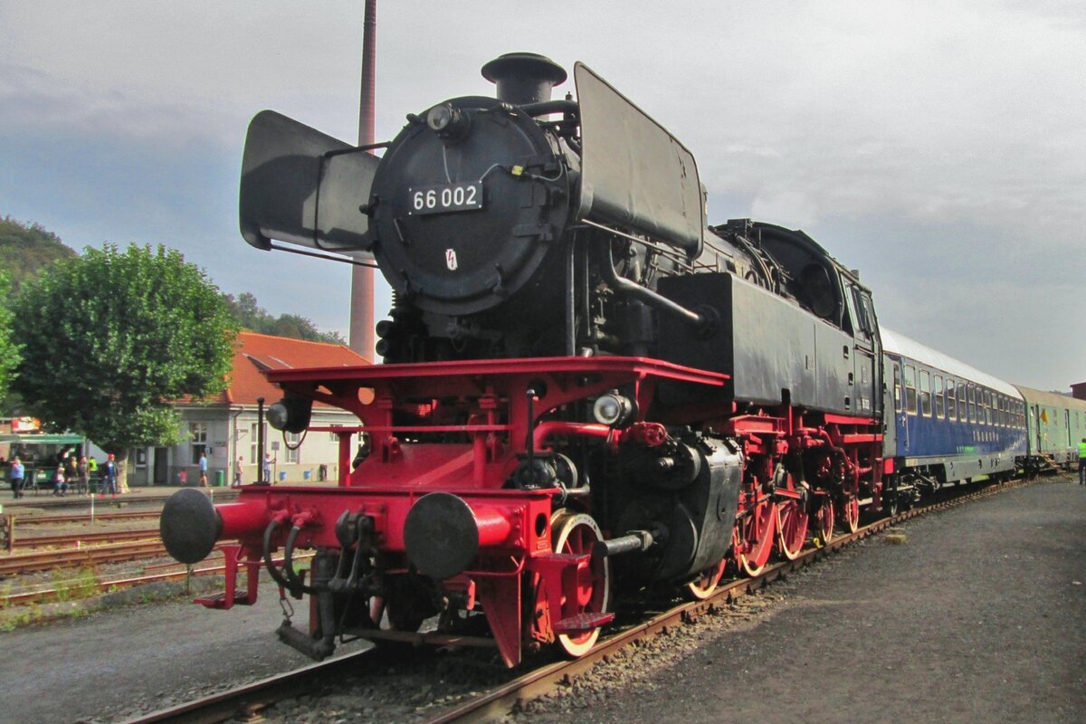Am 17 September 2018 steht 66 002 mit ein Touropa-Wagen und ex-Postwagen ins DGEG-Museum in Bochum-Dahlhausen.