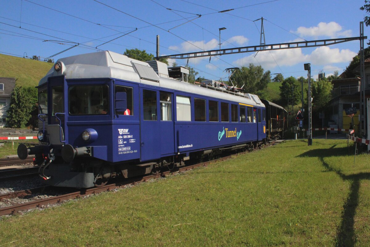 Am 18 Mai 2025 steht der fahrender Kino ABe 526 290 -ex RM- abfahrtbereit in Sümiswald-Grünen während das Bahnspektakel  150 Jahre Emmentalbahn  .