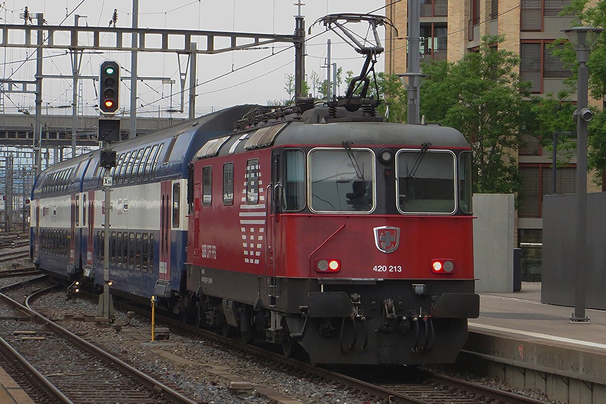 Am 19 Mai 2023 verlasst renovierter 420 213 mit ein Spitzverkehrszug Z�rich HB.