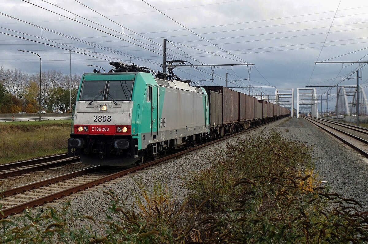 Am 19 November 2016 zieht CoBRa 2808 der Volvo-Containerzug nach Bad Bentheim über Roosendaal und Amersfoort durch Antwerpen-Luchtbal.