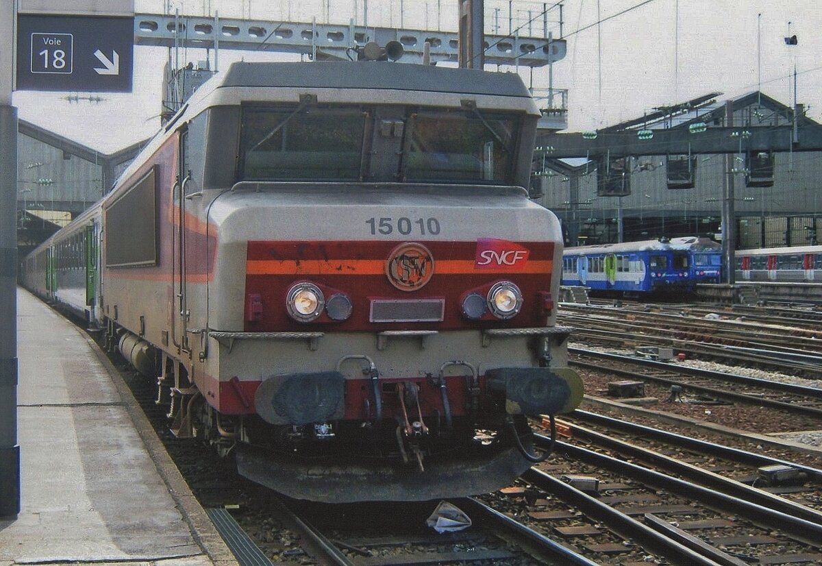 Am 19 September 2011 steht 15010 mit CoRail nach Rennes in Paris Saint-Lazare.