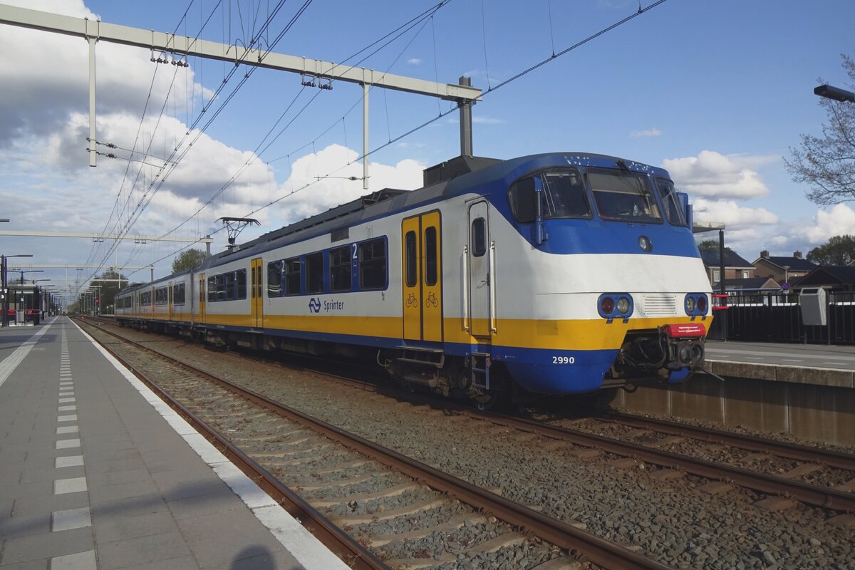 Am 2 Mai 2021 steht NS 2990 in Wijchen als RB Dordrecht--Nijmegen, aber die Stünde hat schon geschlagen: ab Dezember 2021 wird es für immer Schlüss sein für diese Triebzüge.